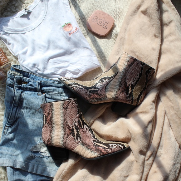 🚨//Coachella Collection// Pink Snake print bootie - Picture 5 of 8